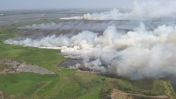 雲林縣濁水溪出海口無端起火，多處起火點冒出濃煙，長達18小時火勢才控制，麥寮鄉公所出動空拍機監控，以防空汙擴大。圖／麥寮鄉公所提供
