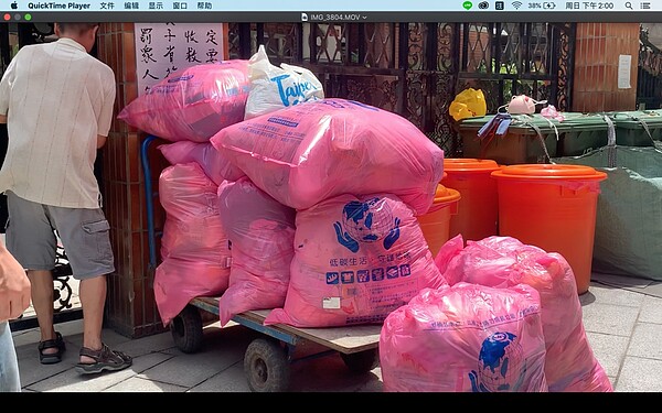 板橋某社區日前出現垃圾無法全丟垃圾車,導致堆積在社區中庭的狀況。圖/新北市議員葉元之提供