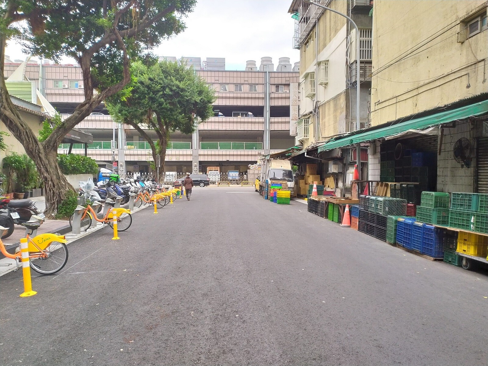 台北魚市後巷路面更新、人孔下地,平順好行又美觀。圖/台北市新工處提供