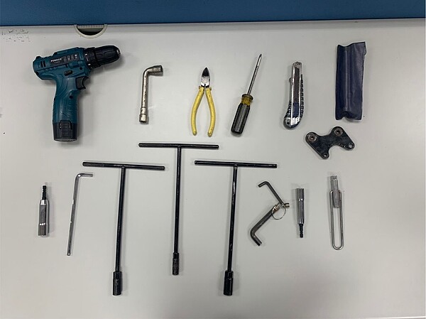 警方查獲偷竊者犯罪工具。圖/北市警察局士林分局提供