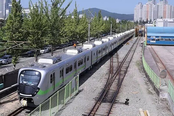EMU900型通勤電聯車被外界喻為「史上最美區間車」。圖/台鐵局提供