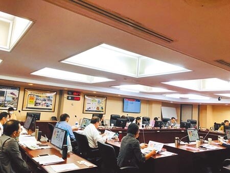 議員黃郁芬指出,行政院在年初通過淡北快速道路的環評,並辦理多場說明會,但面對民眾提出的連連抱怨,新北仍然執意蓋快速道路,嚴重缺乏溝通。(吳康瑋攝)