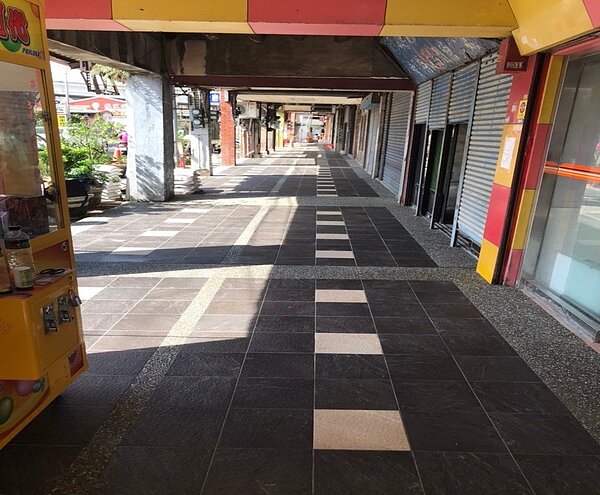 新竹縣政府去年辦理湖口鄉中山路及民族街的騎樓整平工程,成果獲民眾肯定。圖/新竹縣政府提供