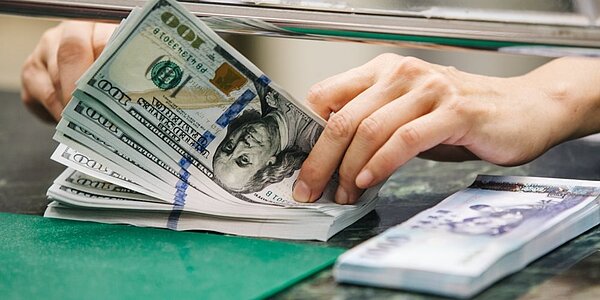 新台幣持續走升導致外匯風險上升，房地產已有加熱疑慮，銀行主管仍看好外匯交易、房貸市場，無異是挺著風險硬擠獲利。圖／中時資料照