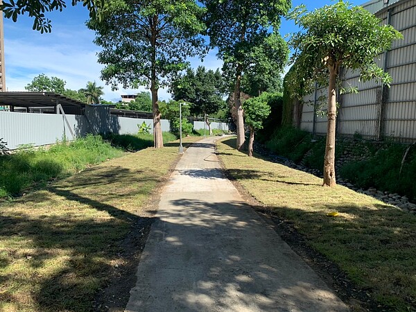 修繕既有步道及簡易綠化，人行空間煥然一新。圖／新北市政府提供