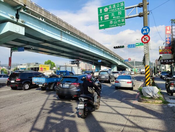 泰山區新五路回復左轉楓江路。圖／新北市交通局提供