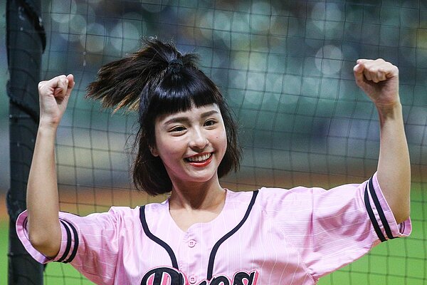 峮峮停工一個月後,現身球場為中信應援。記者黃仲裕/攝影