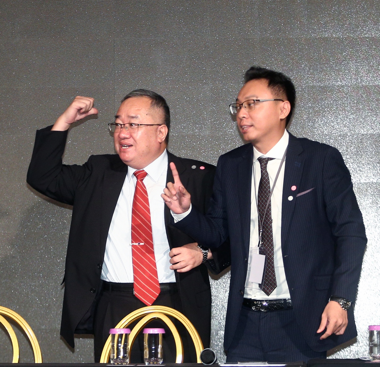 欣同董事長林宏信（左）在大同公司召開股東臨時會後，高興舉手，市場派共拿下7席過半。 記者蘇健忠／攝影