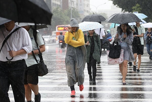 中央氣象局說,今明雨勢最明顯,輕颱沙德爾有機會在明天下半天發展為中度颱風,不過仍要觀察。 本報系資料照/記者余承翰攝影