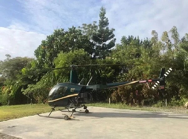 台東東海岸上空近日出現1架R22型直升機，違反航空法飛行起降情形，台東地檢署日前持法院搜索票，會同台東航空站前往陳姓男子民宅搜索，當場扣得R22型直升機。圖／台東地檢署提供