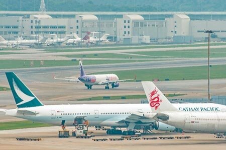 
國泰航空集團將削減約8,500個職位，旗下國泰港龍航空亦即日停止營運。圖為國泰及國泰港龍航空飛機於香港國際機場的相關資料圖片。圖／中通社
 