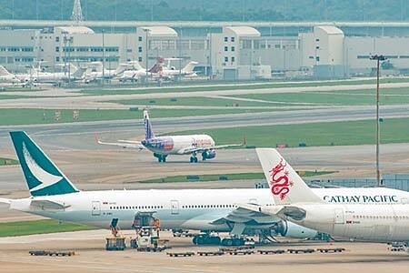 國泰航空集團將削減約8,500個職位,旗下國泰港龍航空亦即日停止營運。圖為國泰及國泰港龍航空飛機於香港國際機場的相關資料圖片。圖/中通社