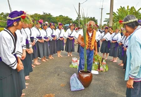 一年一度的吉貝耍西拉雅族夜祭，族人在農路旁以牲禮三向敬獻祖靈的「孝海祭」後，畫下句點。（莊曜聰攝）