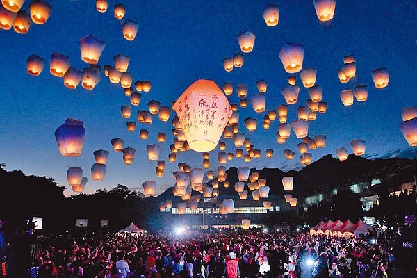 《新北市天燈永續發展自治條例》草案21日獲市政會議通過，擬定天燈須張貼「標章貼紙」才可販售，收入將納入基金會作為賠償預備金。（新北市觀旅局提供／許哲瑗新北傳真）