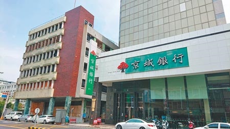 台南市杏林醫院（左）已被隔壁的京城銀行集團買下。（程炳璋攝）
