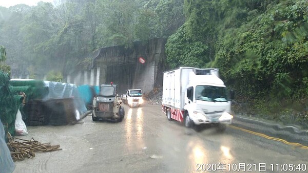 舊蘇花公路39.5公里處的明隧道北側,不斷出現土石流,21日中午前順利搶通恢復正常通車。圖/公路總局提供