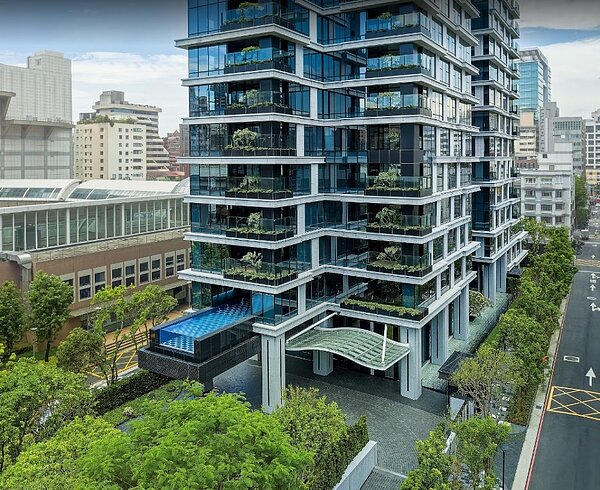 台北市松山區指標豪宅「潤泰敦峰」最新實價揭露,境外公司砸4.3億買下一樓兩戶,單價分別為每坪239.3萬及229.8萬元。圖/截自Google