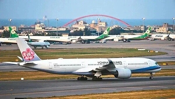 國泰航空今天宣布裁員8500人,旗下港龍航空甚至走入歷史,對比國泰慘狀,中華航空則是宣布十一月起增加香港航線航班。(聯合資料照)