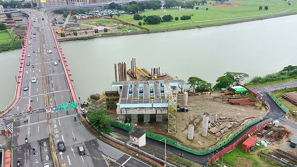 中正橋改建已完成首座橋墩。圖/台北市工程處提供