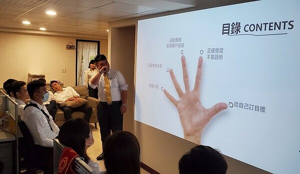 鄢佳翰傳授所有的經驗與知識給房仲新人。圖/永慶不動產提供