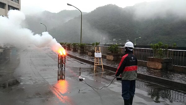 翡管局上午10時30分在翡翠大壩壩頂進行地面人工增雨作業。圖/翡管局提供