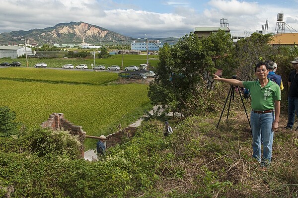 台中市外埔區土城社區將申請在五崁腳修建登山步道，串聯湧泉及各項歷史遺跡，市議員吳敏濟今天邀相關單位勘查。圖／台中市議員吳敏濟提供