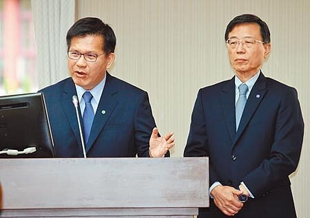 針對台鐵被爆出台中成功站南側出現44公分斷軌,未依SOP通報,交通部長林佳龍(左)點名台鐵局長張政源(右)要負責。(姚志平攝)