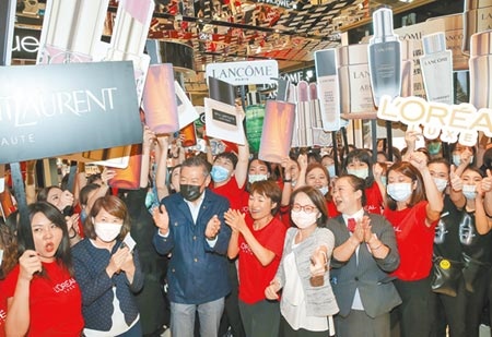 新光三越副董事長吳昕陽（左三）昨（22日）帶領高層為美妝品牌和員工打氣。（盧禕祺攝）