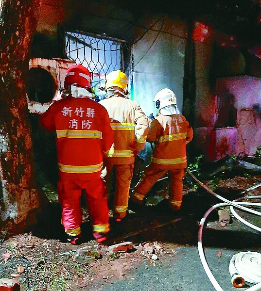 姜姓女子受困火場昏倒,消防人員奮力剪開封死的鐵窗救人,姜女仍送醫不治。記者巫鴻瑋/翻攝