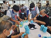 三代同堂已不常見　達德學生重陽節青銀同樂健康對「襪」來