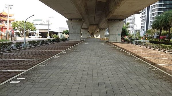 活化台86線橋下空間,南區萬年三街新增逾100席停車場。圖/台南市政府新聞及國際關係處新聞傳播科提供