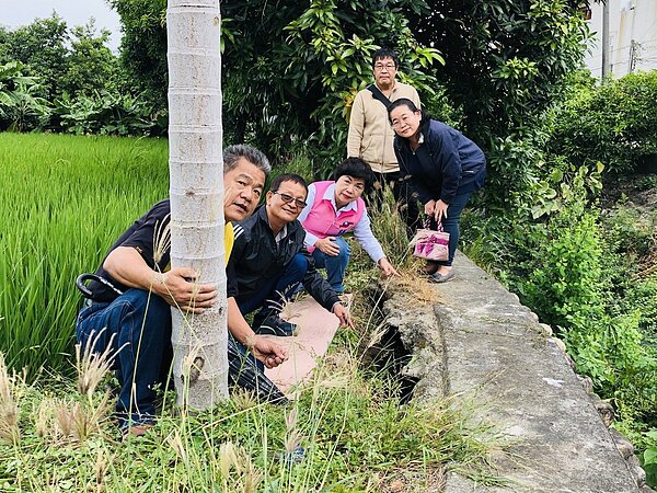 台中市潭子區頭家里龍形溝漿砌卵石護岸損壞及高埕不足,危及兩側農田,立委楊瓊瓔及台中市議員賴朝國今日前往會勘。圖/楊瓊瓔服務處提供