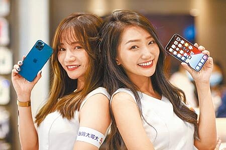 蘋果iPhone 12、12 Pro,23日在台灣正式開賣,除了蘋果專賣店外,中華電信、台灣大哥大(見圖)、遠傳電信、台灣之星等電信業者與各蘋果經銷通路業者show girl全力備戰。(鄧博仁攝)