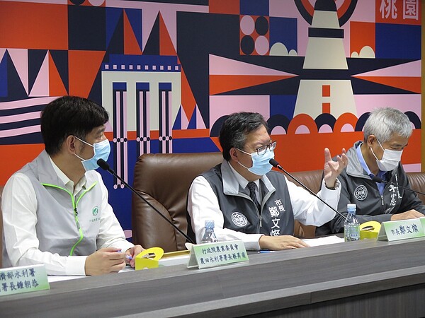 桃園市長鄭文燦(中)昨天在抗旱會議裁示要求三溫暖、游泳池業者自主節水,希望減量5到10%。記者張裕珍/攝影