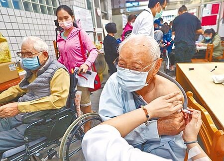 衛福部長陳時中表示,我國使用的產品批號與南韓不同。圖為民眾接種。(本報資料照片)