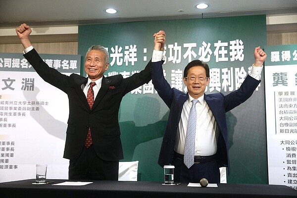 大同市場派代表王光祥(左)、大同新任董事長林文淵(右)。記者邱德祥/攝影