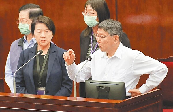 台北市長柯文哲（右）23日在議會進行專案報告，面對議員質詢跨年晚會舉辦的標準，在副市長黃珊珊（左）陪同下表示，現在是風險管理時代，將進行滾動式的調整，每周新增本土確診新冠肺炎達15例就會停止舉辦。（鄭任南攝）