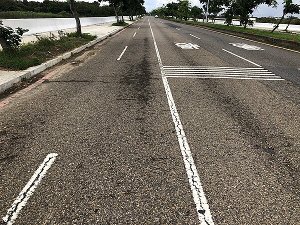 台南市南區清水路人車往來頻繁，地方多次反映已20多年未重鋪改善，多處都龜裂、破損。圖／台南市工務局提供