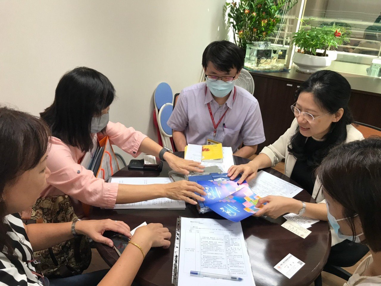 新北勞工局企業顧問訪視團(左1及2)實地進廠輔導,提供身障資源介紹。圖/新北勞工局提供