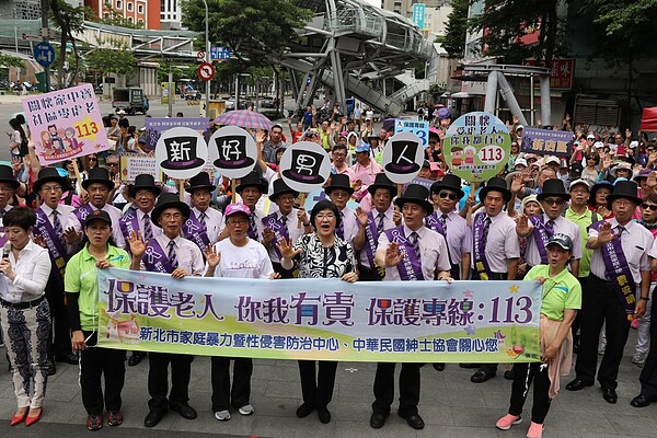 紫絲帶達人深入社區宣導「敬老不要虐老」。圖/新北社會局提供