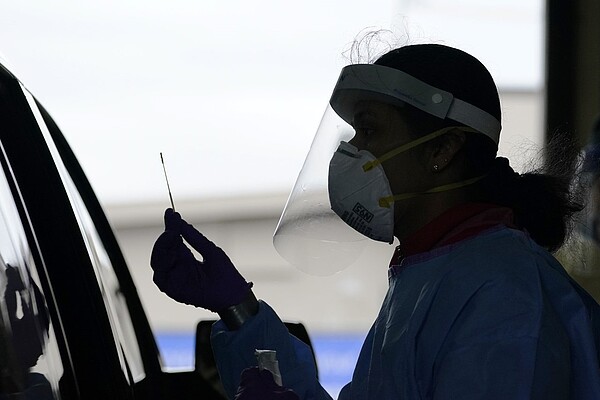 華盛頓大學的最新模式預測,美國到明年2月底死亡可達50萬人,但如果人們都戴口罩,可挽救13萬條生命。圖/美聯社