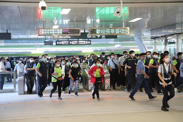 台中捷運綠線初勘模擬「乘客引爆汽油彈」，中捷公司15分鐘完成危機處理；25日由交通部進行履勘測試。圖／中捷公司提供