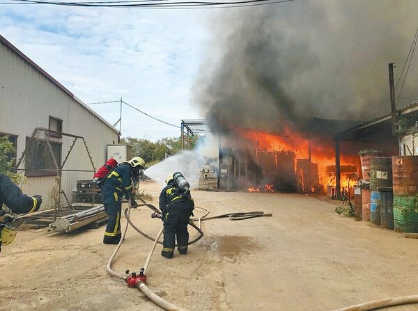 金門瓊林1棟鐵皮屋24日發生大火，造成1名工人逃生不及罹難。圖／金湖鎮代陳向鑫提供