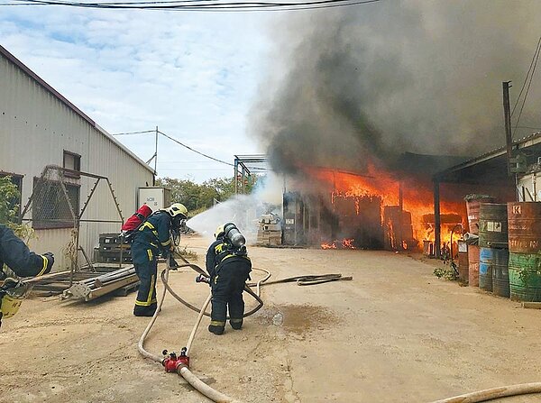 金門瓊林1棟鐵皮屋24日發生大火，造成1名工人逃生不及罹難。圖／金湖鎮代陳向鑫提供
