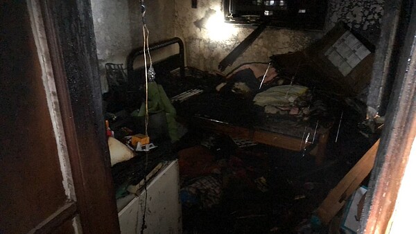 基隆東信路民宅頂樓冒濃煙火警,射水灌救原因待查。記者游明煌/翻攝