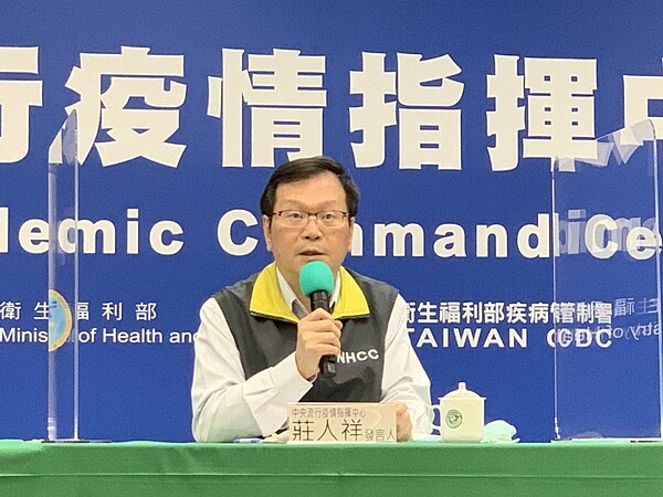 莊人祥公布,國內新增2例境外移入新冠肺炎病例,分別自菲律賓及美國入境。其中菲籍女移工出關採檢結果明明是陰性,卻在完成七天自主健康管理後,由仲介安排自費採檢後檢驗結果卻轉變成陽性。記者陳雨鑫/攝影