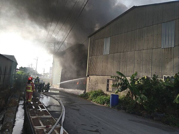 台中市神岡區一家化工廠24日下午傳出火警,幸無人員傷亡。圖/台中市消防局提供