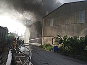 台中神岡化工廠傳火警　濃煙密布廠房半燬