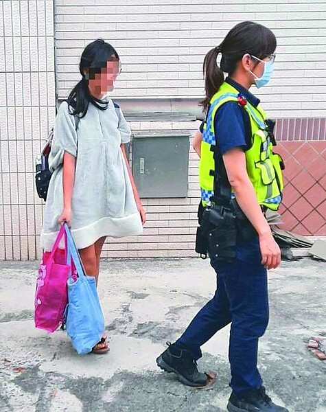 台中一位少女(左)疑遭男網友和誘離家,失蹤四天昨天被警方在台南尋回。圖/趙容萱翻攝