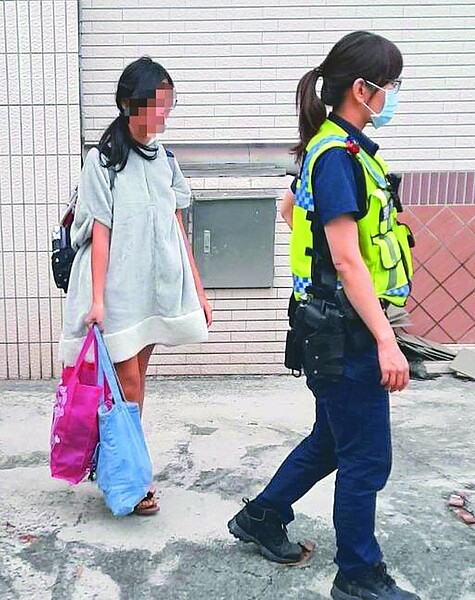 台中一位少女（左）疑遭男網友和誘離家，失蹤四天昨天被警方在台南尋回。圖／趙容萱翻攝